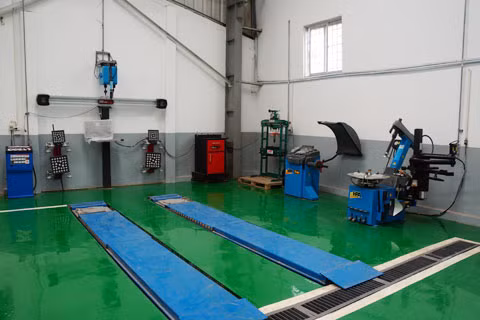Xưởng sửa chữa - bào trì có trang thiết bị hiện đại. Xưởng sửa chữa - bào trì có trang thiết bị hiện đại