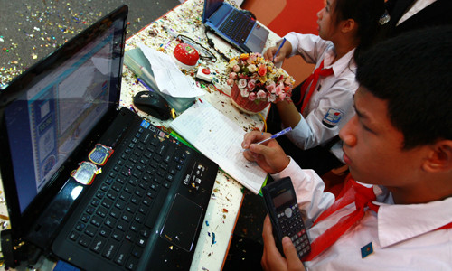 Sử dụng máy tính cầm tay hỗ trợ tính toán