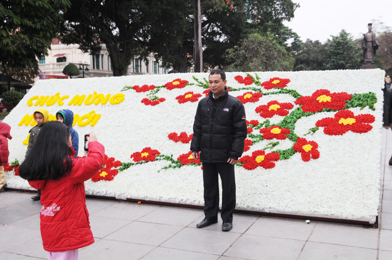 Tối nay, tại nhiều điểm ở Hà Nội sẽ diễn ra nhiều chương trình văn nghệ chào năm mới. cùng với nhiều địa điểm khác trên toàn quốc, ở Hà Nội sẽ có hai điểm bắn pháo hoa tại Hồ Gươm và Hồ Tây, vào thời khắc chuyển giao năm cũ sang năm mới - Xuân Nhâm Thìn 2012