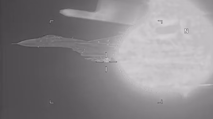 Nhìn gần tiêm kích Su-27 của Ukraine rơi khi hạ cánh ảnh 5