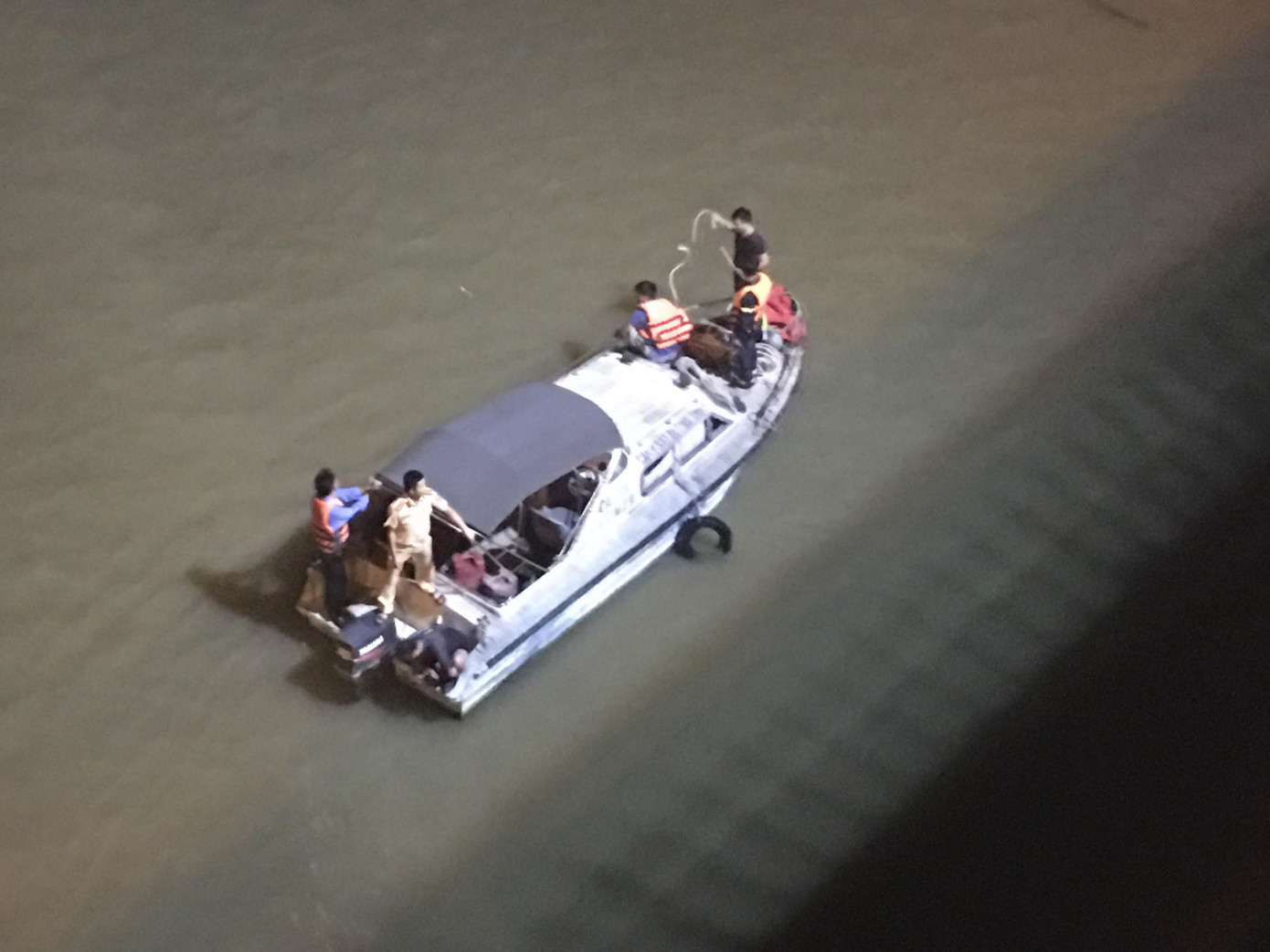 Trục vớt ô tô lao từ cầu Chương Dương xuống sông Hồng ảnh 6 Trục vớt ô tô lao từ cầu Chương Dương xuống sông Hồng ảnh 6