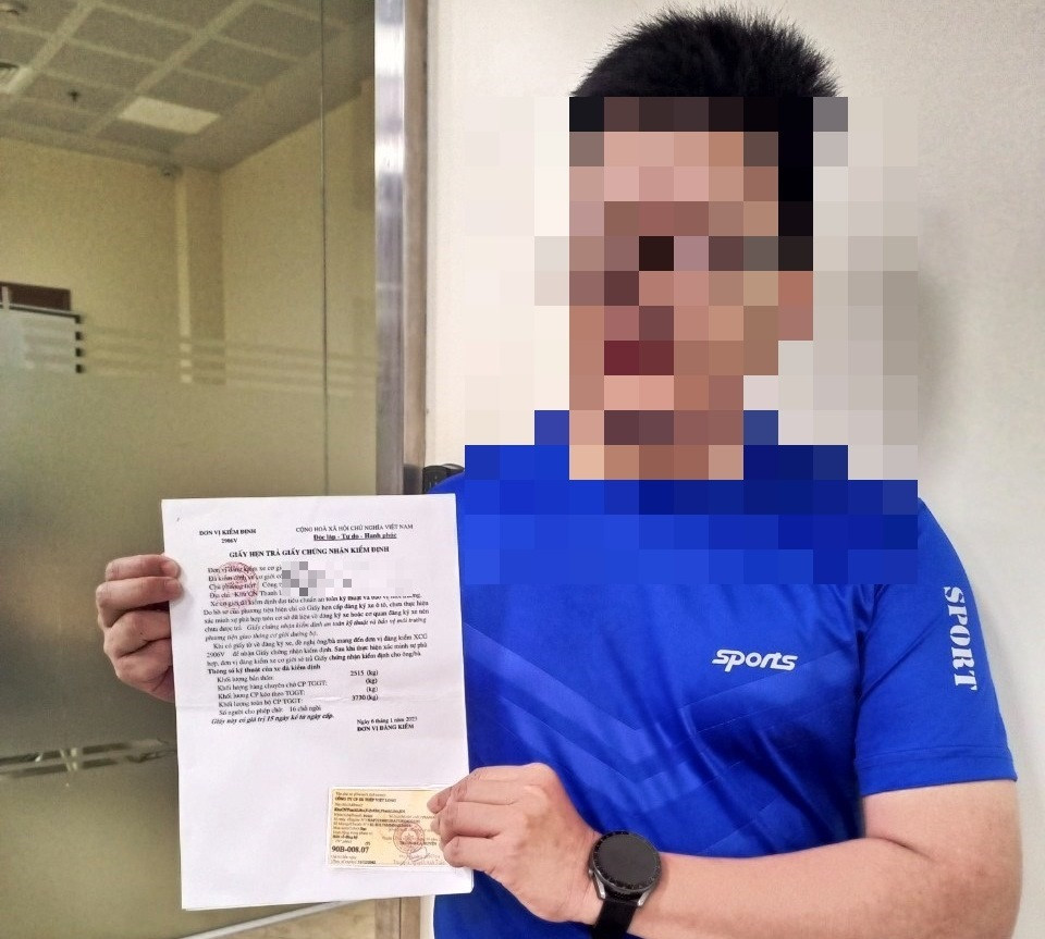 Anh Thắng với giấy hẹn, đăng kiểm xe nhưng không thể lấy được sổ đăng kiểm xe