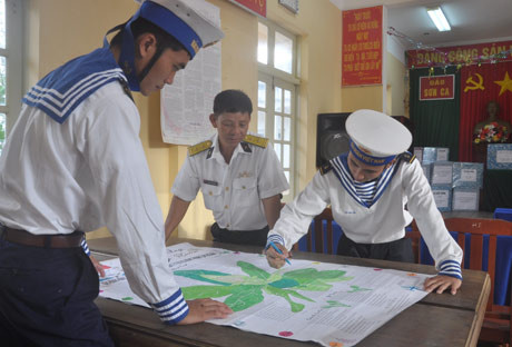 Đón xuân mới, CBCS các cụm chiến đấu của đảo thi đua thực hiện nhiều hoạt động như làm báo tường...