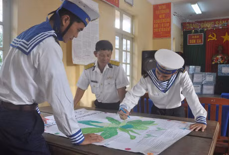 Đón xuân mới, CBCS các cụm chiến đấu của đảo thi đua thực hiện nhiều hoạt động như làm báo tường...