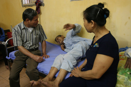 Ông Hà Văn Xuân đang phải điều trị tại Bệnh viện đa khoa tỉnh Thái Nguyên. Ảnh: Tuấn Nguyễn. Ông Hà Văn Xuân đang phải điều trị tại Bệnh viện đa khoa tỉnh Thái Nguyên. Ảnh: Tuấn Nguyễn