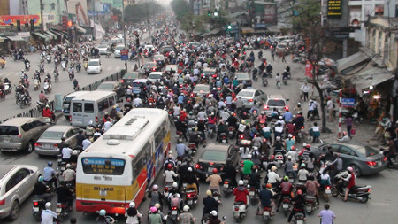 Quang cảnh giao thông trên đường Giảng Võ và ngã tư Giảng Võ giao với đường La Thành lúc 17h20. Quang cảnh giao thông trên đường Giảng Võ và ngã tư Giảng Võ giao với đường La Thành lúc 17h20 chiều 6 - 3