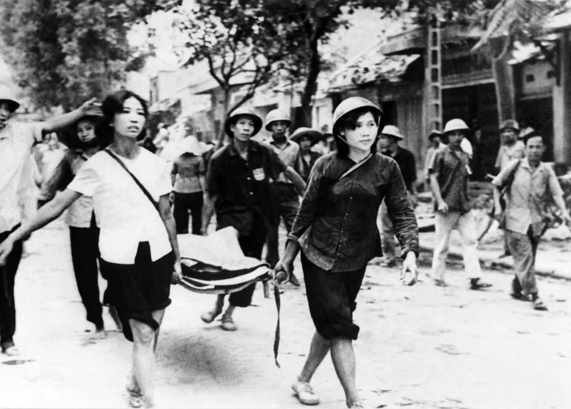 Một bức ảnh được công bố ngày 19/12/1972 cho thấy người dân Việt Nam đang khiêng nạn nhân của vụ Mỹ đánh bom miền Bắc Việt Nam. Ảnh: Getty Images.
