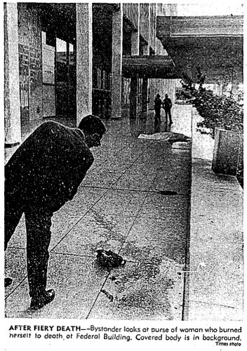 Một người qua đường nhìn chiếc ví mà bà Florence Beaumont để lại (xác bà được che phủ ở phía xa). Ảnh: Times.