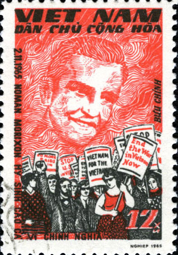 Con tem mang hình Morisson do Việt Nam phát hành. Việc sở hữu con tem này từng bị cấm ở Mỹ do lệnh cấm vận của Mỹ đối với miền Bắc Việt Nam. Nguồn: The Nation.