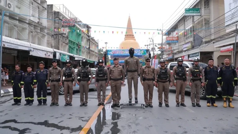 Cảnh sát robot AI Cyborg 1.0 đứng cạnh các sĩ quan cảnh sát bằng xương bằng thịt. Ảnh: Cảnh sát Hoàng gia Thái Lan.