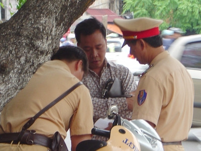 Đối tượng Phương đang bị CSGT lập biên bản. Đối tượng Phương đang bị CSGT lập biên bản