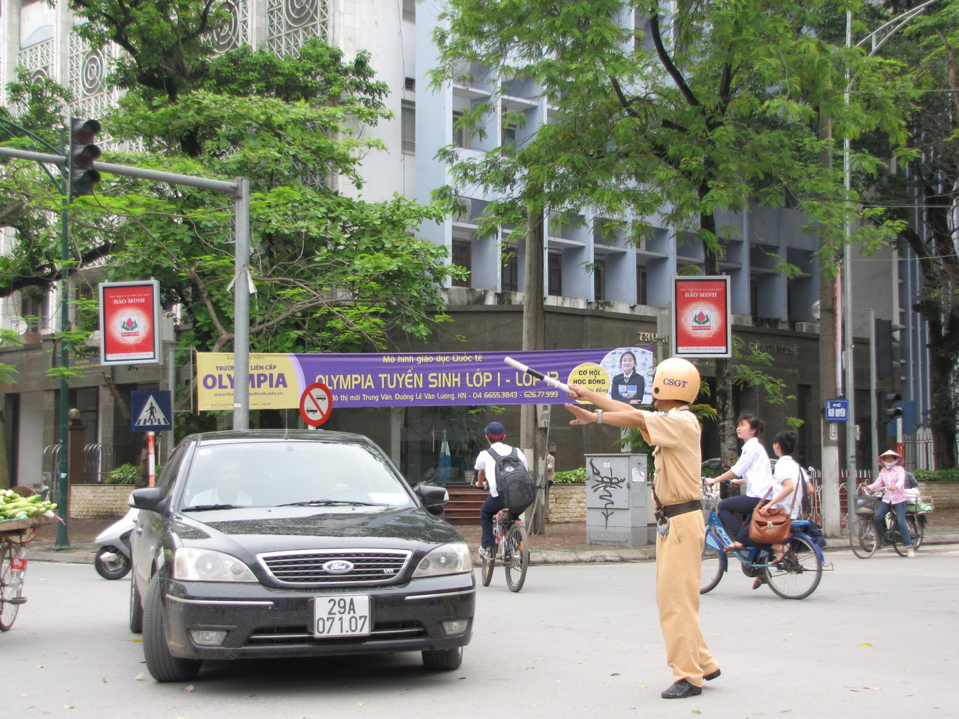 Cảnh sát giao thông được điều động đến để giải tỏa ách tắc