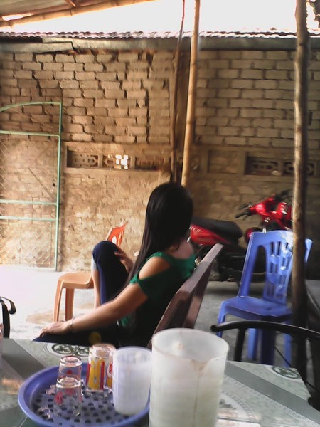 Một gái mại dâm đang đợi khách