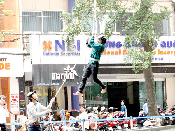 Thợ lau kính tiếp đất