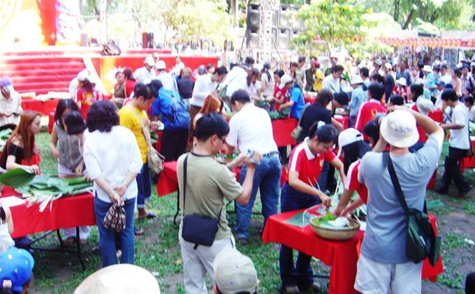 Hình tượng gà được kết thành từ các đóa hoa đủ màu sắc Rực rỡ sắc mai vàng mùa xuân Đài phun nước trang trí hình hoa sen Lựa chọn mua câu đối về treo ngày xuân Hồn nhiên tuổi thơ đón Tết Rộn ràng điệu nhảy sạp ngày xuân Trò chơi cà kheo đầy thử thách và thú vị Các em nhỏ hồn nhiên bên xích đu tiên Cuộc thi gói bánh chưng và bánh tét thu hút rất đông người xem Anh bộ đội khéo tay đang chăm chút cho chiếc bánh của mình Một thành viên xinh đẹp của nhóm Lọ Lem cũng đang nhiệt tình tham gia Đông đảo người dân thành phố tham quan Hội Hoa