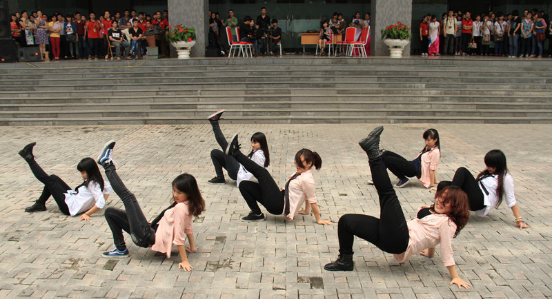Tiết mục nhảy hiphop sôi động của CLB Dancing ĐH Ngoại Thương
