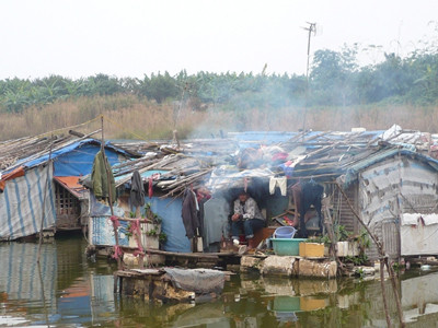 Thuyền bè lụp xụp nhưng nhiều hộ dân vẫn nấu nướng, đốt than khói mù trong nhà Ảnh: Trọng Đảng