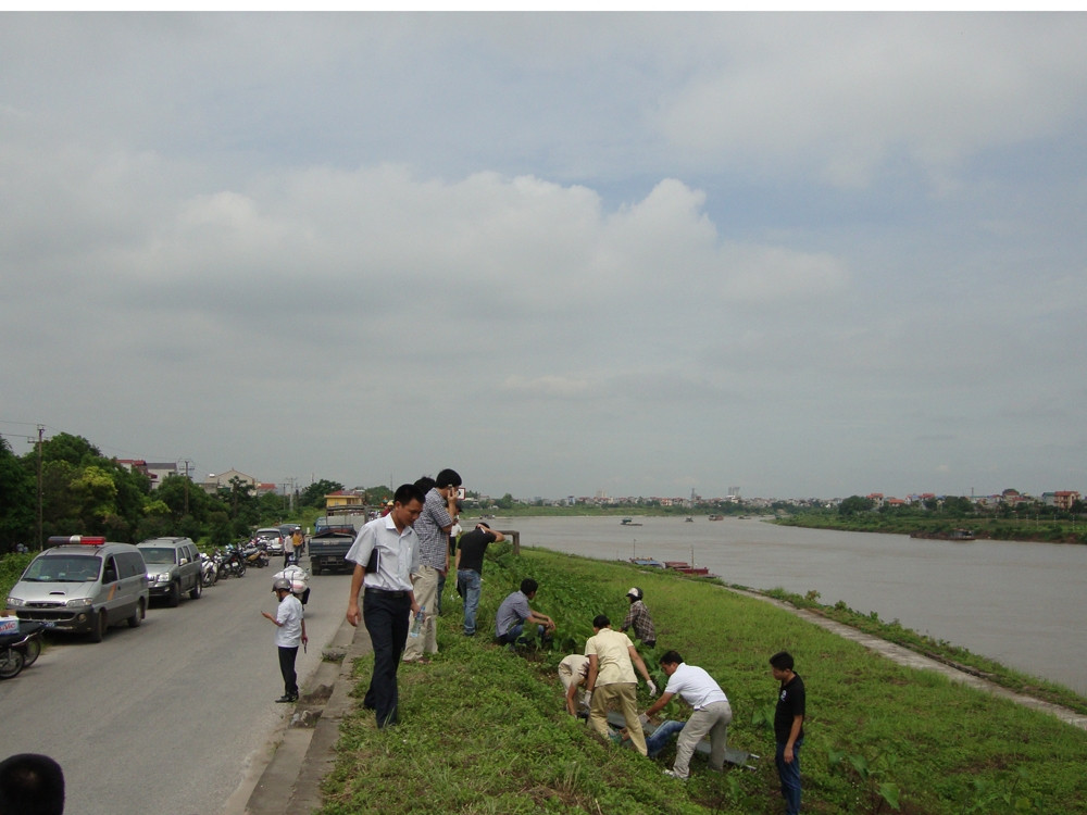 Lực lượng chức năng khám nghiệm xác chị tại hiện trường