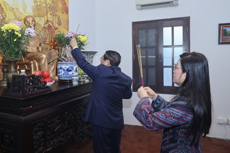 Thủ tướng và Phu nhân dâng hương, dâng hoa Chủ tịch Hồ Chí Minh tại Đại sứ quán Việt Nam tại Malaysia. Ảnh: VGP/Nhật Bắc. Thủ tướng và Phu nhân dâng hương, dâng hoa Chủ tịch Hồ Chí Minh tại Đại sứ quán Việt Nam tại Malaysia. Ảnh: VGP/Nhật Bắc.