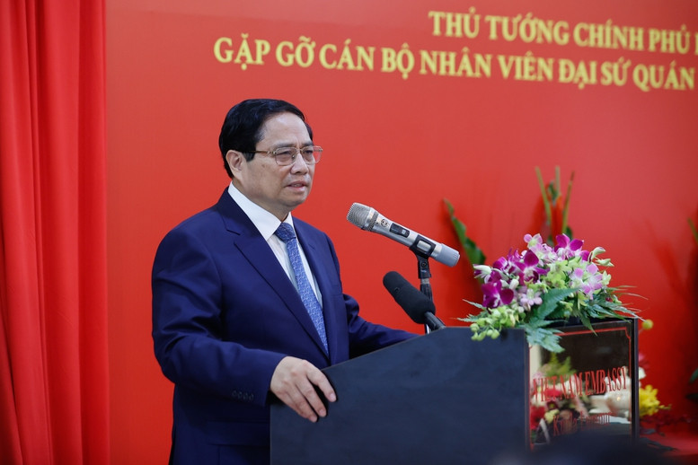 Thủ tướng cho biết, đang đề xuất Quốc hội sửa đổi Luật Quốc tịch với tinh thần thông thoáng hơn, tạo thuận lợi nhất cho kiều bào, cho tất cả mọi người yêu nước cùng đóng góp xây dựng đất nước và chia sẻ niềm tự hào về đất nước. Ảnh: VGP/Nhật Bắc. Thủ tướng cho biết, đang đề xuất Quốc hội sửa đổi Luật Quốc tịch với tinh thần thông thoáng hơn, tạo thuận lợi nhất cho kiều bào, cho tất cả mọi người yêu nước cùng đóng góp xây dựng đất nước và chia sẻ niềm tự hào về đất nước. Ảnh: VGP/Nhật Bắc.