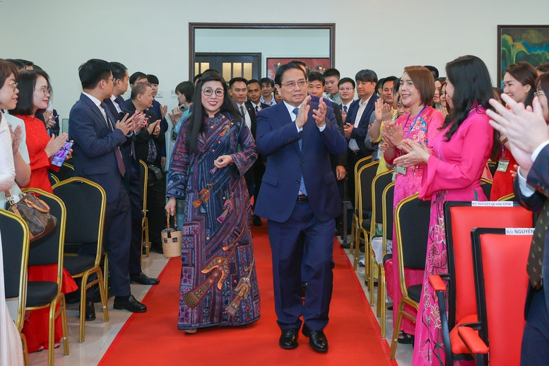 Thủ tướng và Phu nhân, cùng Đoàn đại biểu cấp cao thăm, gặp gỡ cán bộ, nhân viên Đại sứ quán và cộng đồng người Việt Nam tại Malaysia. Ảnh: VGP/Nhật Bắc. Thủ tướng và Phu nhân, cùng Đoàn đại biểu cấp cao thăm, gặp gỡ cán bộ, nhân viên Đại sứ quán và cộng đồng người Việt Nam tại Malaysia. Ảnh: VGP/Nhật Bắc.