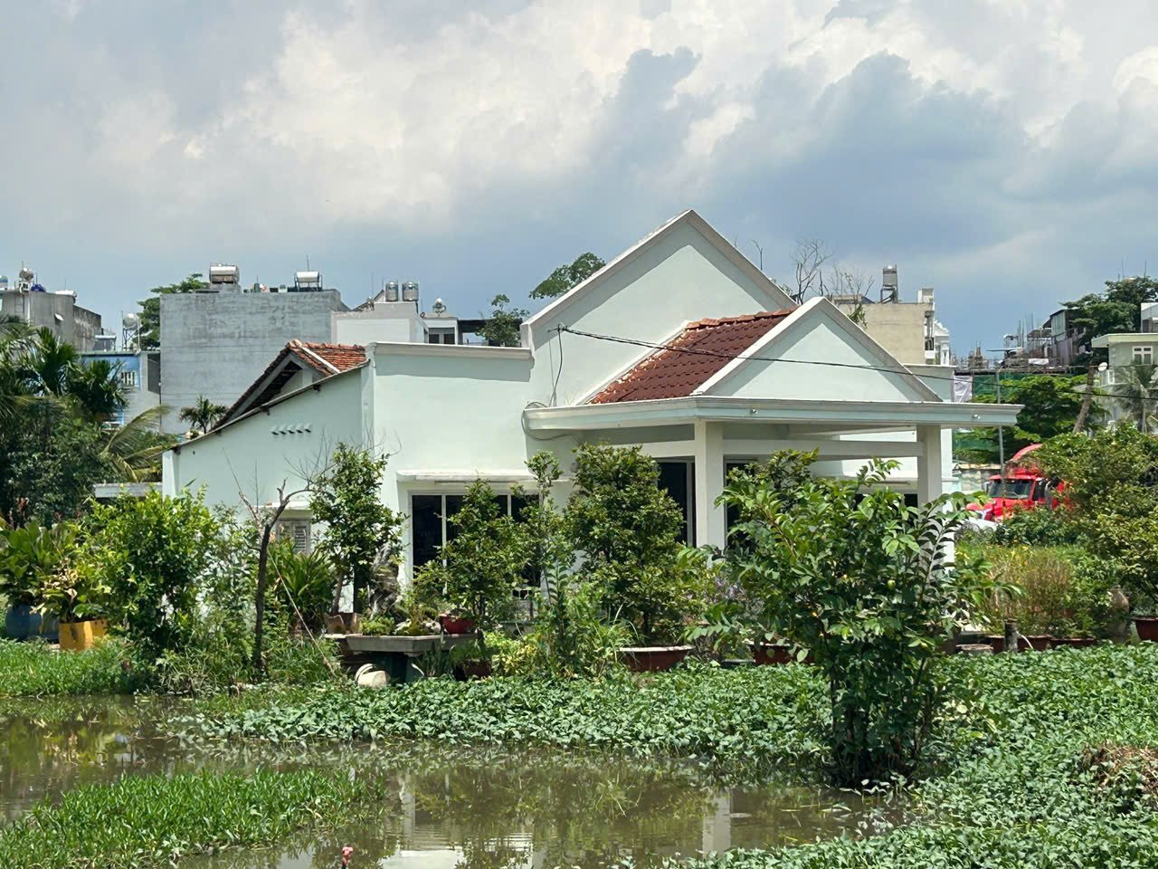 Nước bao quanh căn nhà trong con hẻm 789 (phường Tam Bình, TP. Thủ Đức). Ảnh: Chinh Hoàng