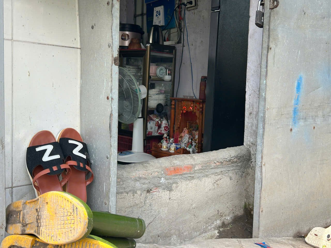 Để ngăn nước vào nhà, người dân xây tường bê tông lên cao. Ảnh: Chinh Hoàng