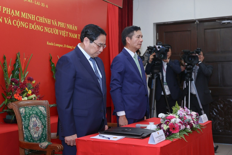 Thủ tướng và Phu nhân, cùng các đại biểu dành phút mặc niệm tưởng nhớ đồng chí Trần Đức Lương, nguyên Ủy viên Thường vụ Bộ Chính trị, nguyên Chủ tịch nước CHXHCN Việt Nam. Ảnh: VGP/Nhật Bắc. Thủ tướng và Phu nhân, cùng các đại biểu dành phút mặc niệm tưởng nhớ đồng chí Trần Đức Lương, nguyên Ủy viên Thường vụ Bộ Chính trị, nguyên Chủ tịch nước CHXHCN Việt Nam. Ảnh: VGP/Nhật Bắc.