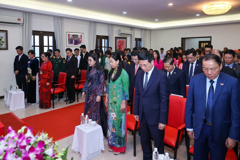 Thủ tướng và Phu nhân, cùng các đại biểu dành phút mặc niệm tưởng nhớ đồng chí Trần Đức Lương, nguyên Ủy viên Thường vụ Bộ Chính trị, nguyên Chủ tịch nước CHXHCN Việt Nam. Ảnh: VGP/Nhật Bắc Thủ tướng và Phu nhân, cùng các đại biểu dành phút mặc niệm tưởng nhớ đồng chí Trần Đức Lương, nguyên Ủy viên Thường vụ Bộ Chính trị, nguyên Chủ tịch nước CHXHCN Việt Nam. Ảnh: VGP/Nhật Bắc