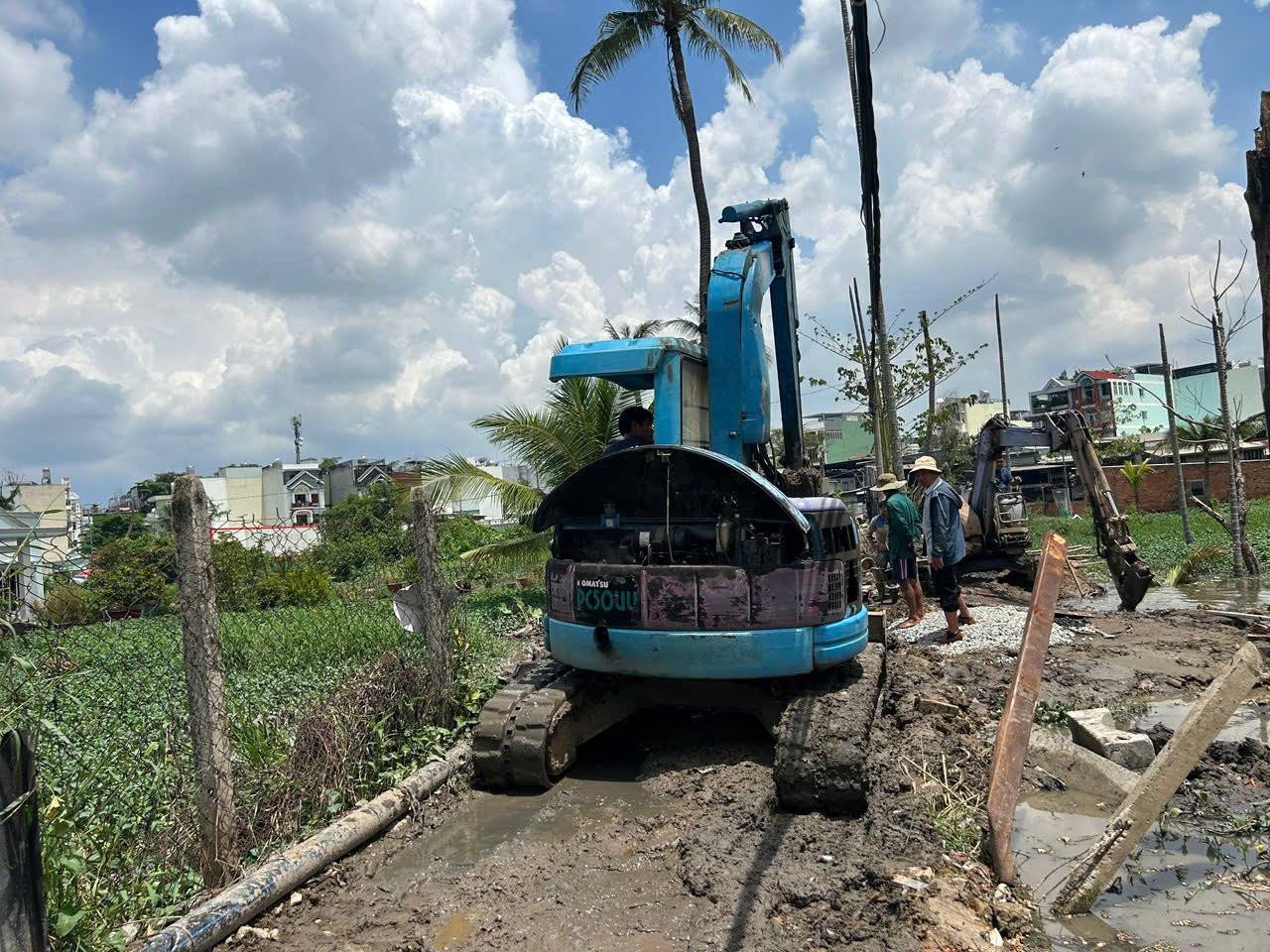 Đến nay, công trình đã hoàn thành việc nạo vét 152/152m mương thoát nước cuối hẻm và đang tiến hành lắp đặt hệ thống cống mới. Ảnh: Chinh Hoàng