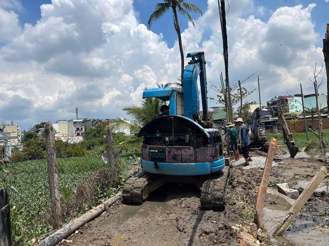Đến nay, công trình đã hoàn thành việc nạo vét 152/152m mương thoát nước cuối hẻm và đang tiến hành lắp đặt hệ thống cống mới. Ảnh: Chinh Hoàng