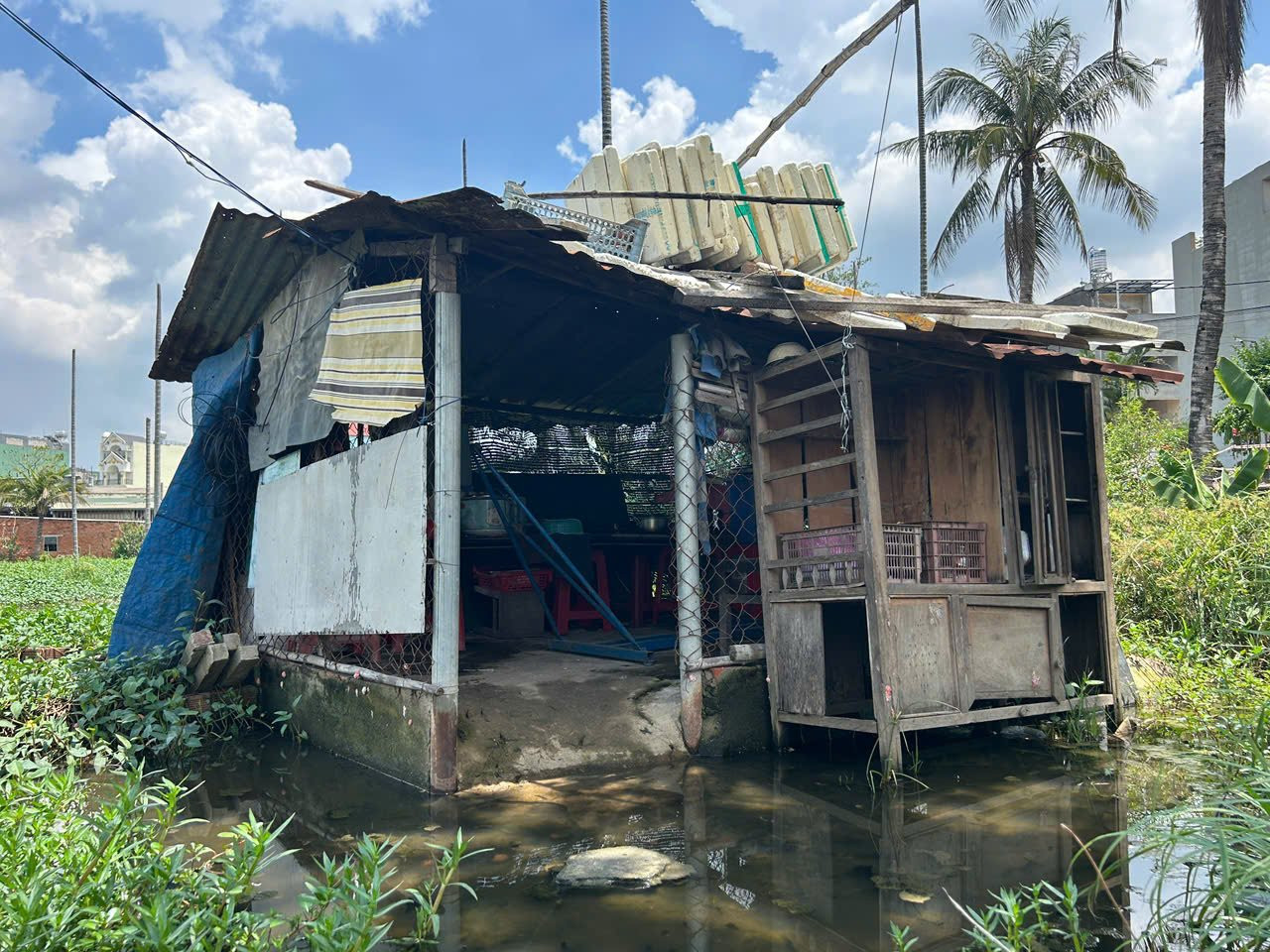 Nhiều căn nhà tại con hẻm 789 (phường Tam Bình, TP.Thủ Đức) thường xuyên bị nước bao vây kể cả ngày nắng. Ảnh: Chinh Hoàng