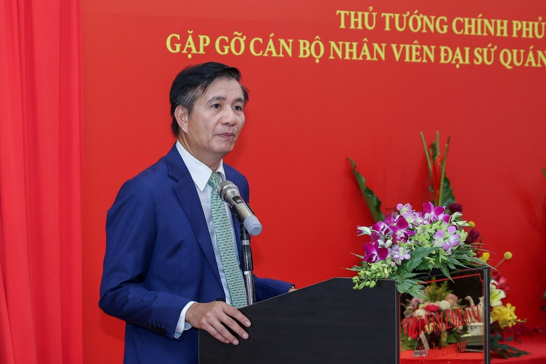 Đại sứ Việt Nam tại Malaysia Đinh Ngọc Linh cho biết, cộng đồng người Việt Nam tại Malaysia tuy mới hình thành, nhưng đoàn kết, chịu khó làm ăn; nhiều bà con đã vượt qua khó khăn, kinh doanh phát đạt, nhiều doanh nhân, trí thức người Việt đã đạt được thành công. Ảnh: VGP/Nhật Bắc. Đại sứ Việt Nam tại Malaysia Đinh Ngọc Linh cho biết, cộng đồng người Việt Nam tại Malaysia tuy mới hình thành, nhưng đoàn kết, chịu khó làm ăn; nhiều bà con đã vượt qua khó khăn, kinh doanh phát đạt, nhiều doanh nhân, trí thức người Việt đã đạt được thành công. Ảnh: VGP/Nhật Bắc.