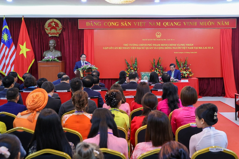 Thủ tướng biểu dương những nỗ lực của tập thể cán bộ, nhân viên Đại sứ quán đã khắc phục khó khăn, hoàn thành tốt các nhiệm vụ được giao phó; đề nghị tiếp tục quan tâm, làm tốt hơn nữa công tác người Việt Nam ở nước ngoài. Đại sứ quán và cộng đồng phải là điểm tựa cho đồng bào xa xứ, nhất là trong những lúc khó khăn, hoạn nạn. Ảnh: VGP/Nhật Bắc. Thủ tướng biểu dương những nỗ lực của tập thể cán bộ, nhân viên Đại sứ quán đã khắc phục khó khăn, hoàn thành tốt các nhiệm vụ được giao phó; đề nghị tiếp tục quan tâm, làm tốt hơn nữa công tác người Việt Nam ở nước ngoài. Đại sứ quán và cộng đồng phải là điểm tựa cho đồng bào xa xứ, nhất là trong những lúc khó khăn, hoạn nạn. Ảnh: VGP/Nhật Bắc.