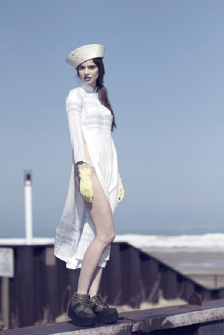 Bức hình cô người mẫu trong trang phục áo dài được phá cách thái quá