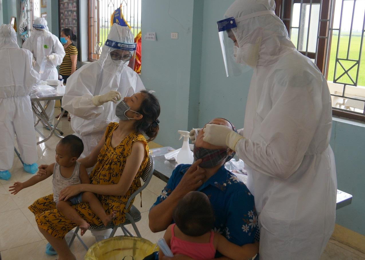 Theo các sinh viên, đợt chống dịch này tại Bắc Giang vất vả hơn lần ở Hải Dương do hiện nay bước vào mùa hè, thời tiết rất nóng nhất là khi phải mặc đồ bảo hộ.