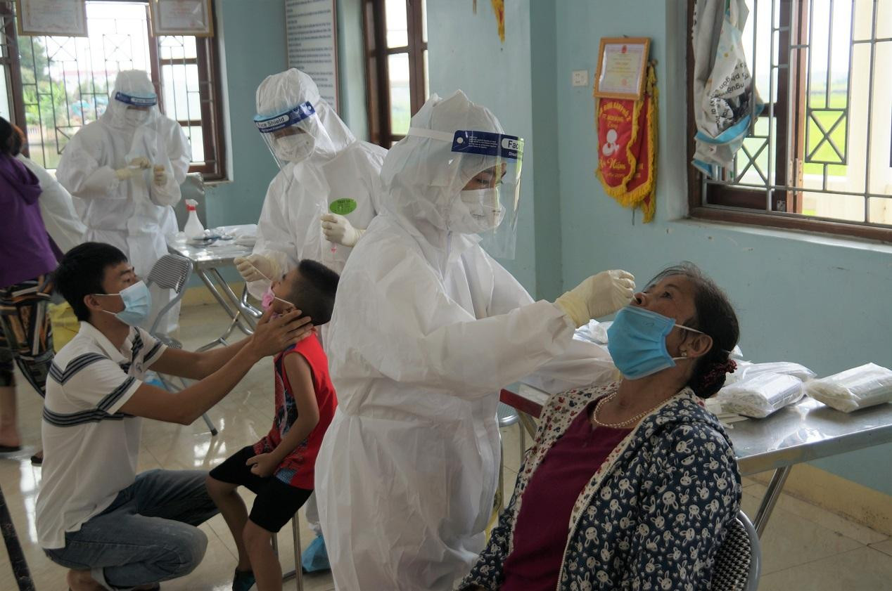 Quá trình lấy mẫu được đảm bảo giãn cách nhằm không để lây lan trong trường hợp xấu.