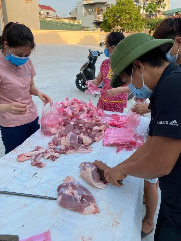 Người dân chia thịt lợn cho công nhân. Số thịt lợn này được chính quyền Thôn mua một phần, những người bán ủng hộ một phần. Người dân chia thịt lợn cho công nhân. Số thịt lợn này được chính quyền Thôn mua một phần, những người bán ủng hộ một phần.