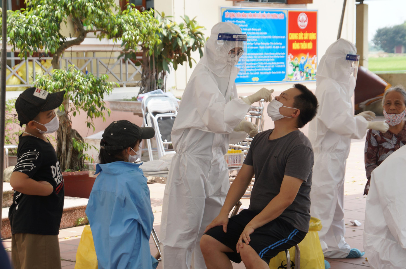 Tại thôn Khả Lý Thượng, người dân bình thường sẽ được lấy mẫu trước; các trường hợp F2 phải đợi lấy mẫu sau cùng để phòng trách lây lan dịch bệnh.