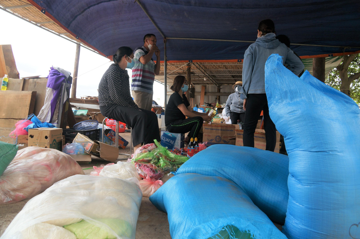 Ngoài hàng hóa, một số chủ nhà trọ tại Thôn 7 đã giảm giá phòng hoặc miễn phí tiền điện nước cho công nhân để cùng nhau vượt qua giai đoạn khó khăn hiện nay. Ngoài hàng hóa, một số chủ nhà trọ tại Thôn 7 đã giảm giá phòng hoặc miễn phí tiền điện nước cho công nhân để cùng nhau vượt qua giai đoạn khó khăn hiện nay.