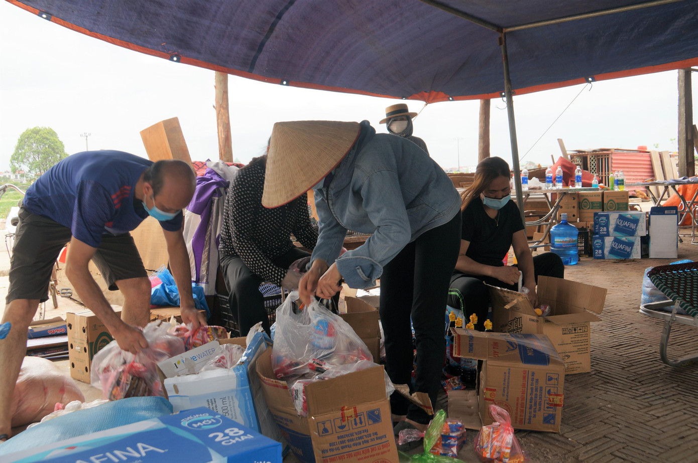 Ông Đặng Văn Long – Phó Chủ tịch UBND xã Tăng Tiến chia sẻ: “Khi có dịch bệnh như hiện nay mới thấy người dân rất hào phóng, tương thân tương ái, đùm bọc lẫn nhau. Các chủ nhà trọ sẽ lập danh sách đồng thời thống kê nhu yếu phẩm cần thiết trong quá trình sinh hoạt của công nhân sau đó lãnh đạo thôn hoặc các tổ xung kích sẽ cấp phát hoặc mua giúp”. Ông Đặng Văn Long – Phó Chủ tịch UBND xã Tăng Tiến chia sẻ: “Khi có dịch bệnh như hiện nay mới thấy người dân rất hào phóng, tương thân tương ái, đùm bọc lẫn nhau. Các chủ nhà trọ sẽ lập danh sách đồng thời thống kê nhu yếu phẩm cần thiết trong quá trình sinh hoạt của công nhân sau đó lãnh đạo thôn hoặc các tổ xung kích sẽ cấp phát hoặc mua giúp”.