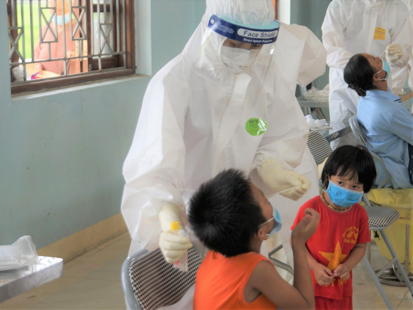 Những ngày qua, các sinh viên từ Hải Dương lấy được hơn 20.000 mẫu xét nghiệm COVID cho người dân tại Bắc Giang.