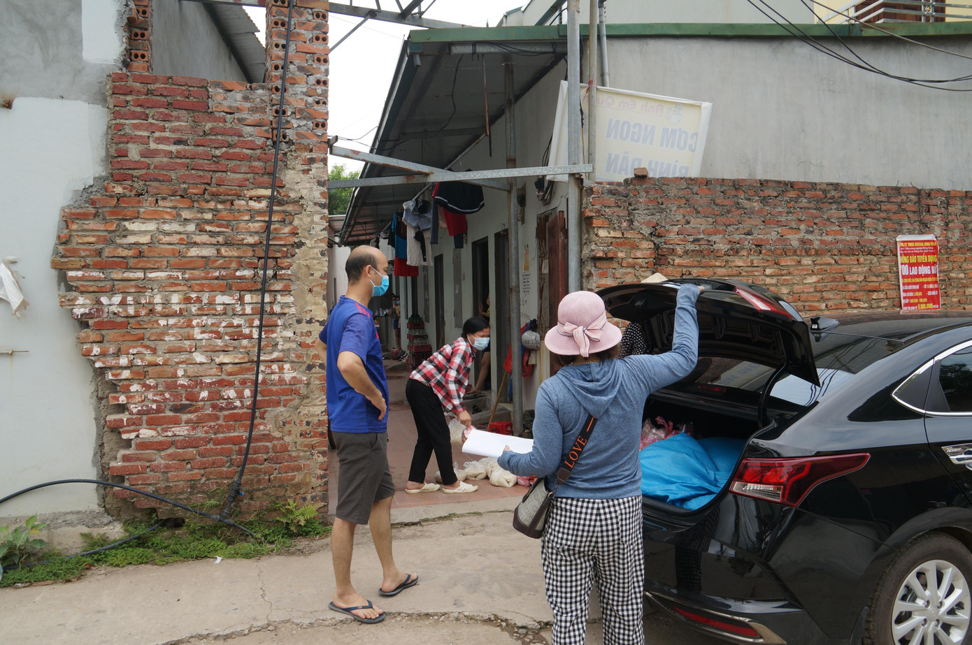Lương thực, thực phẩm sẽ được chuyển đến từng nhà trọ cho công nhân theo danh sách nhưng ưu tiên những người mới đi làm, chưa có tiền lương ổn định. Lương thực, thực phẩm sẽ được chuyển đến từng nhà trọ cho công nhân theo danh sách nhưng ưu tiên những người mới đi làm, chưa có tiền lương ổn định.