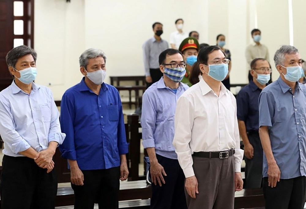 Các bị cáo tại tòa sơ thẩm. Các bị cáo tại tòa sơ thẩm.