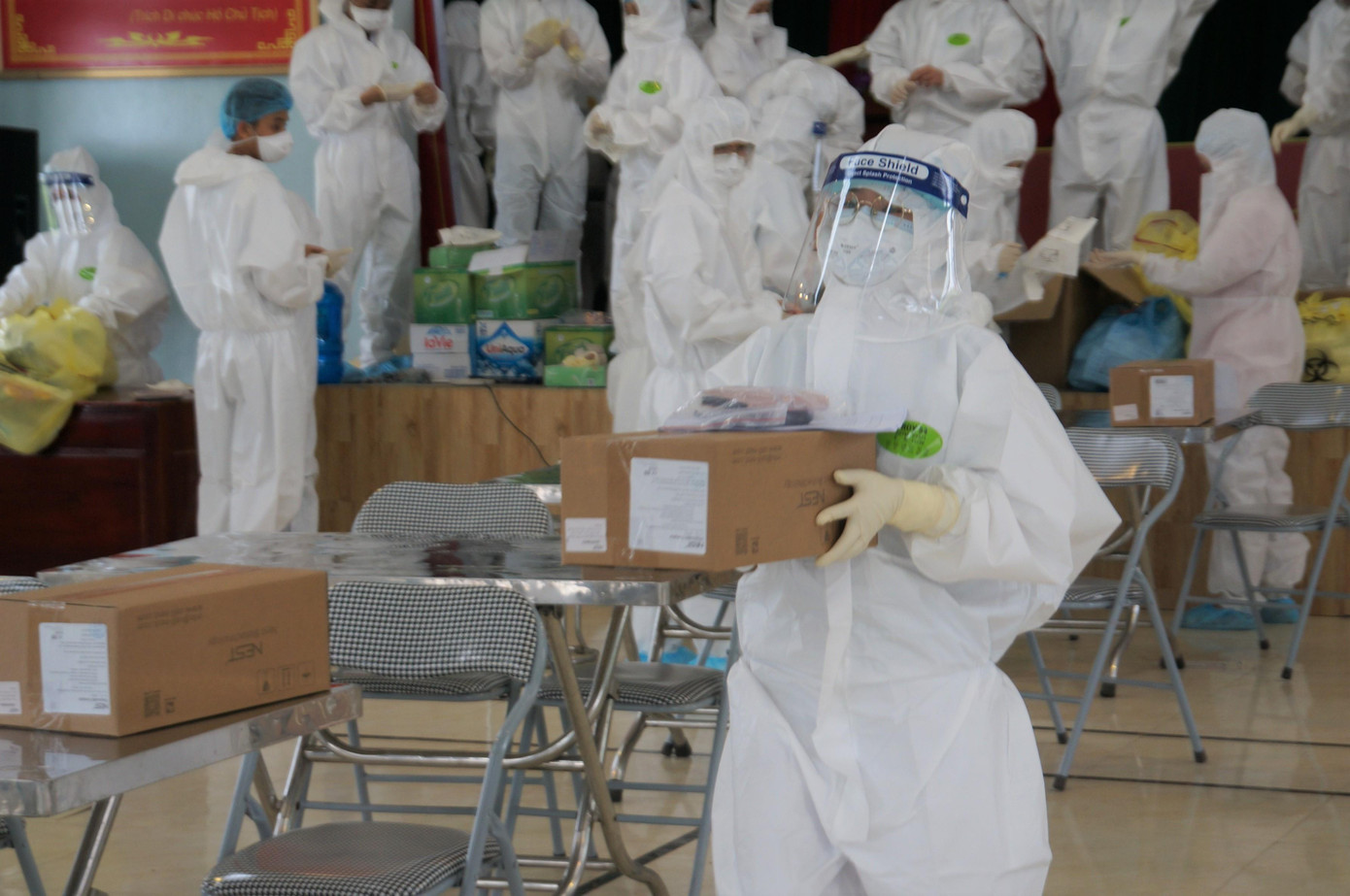 Những nữ sinh phải mặc đồ bảo hộ cả ngày với kính chắn giọt bắn, khẩu trang và cả kính cận nếu cần.