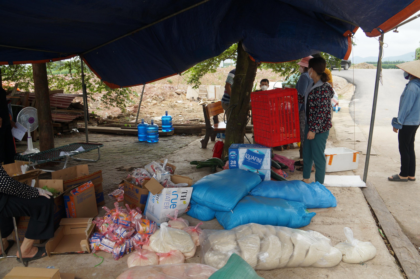 Ngoài ra, hàng cứu trợ còn có gạo, muối, trứng... Ngoài ra, hàng cứu trợ còn có gạo, muối, trứng...