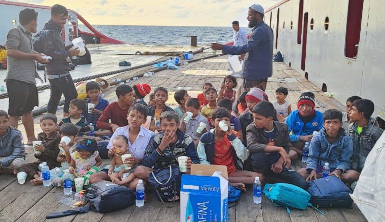 Thủy thủ phía Việt Nam hỗ trợ cho 154 người dân Myanmar (Ảnh do thủy thủ tàu Hải Dương 29 cung cấp)