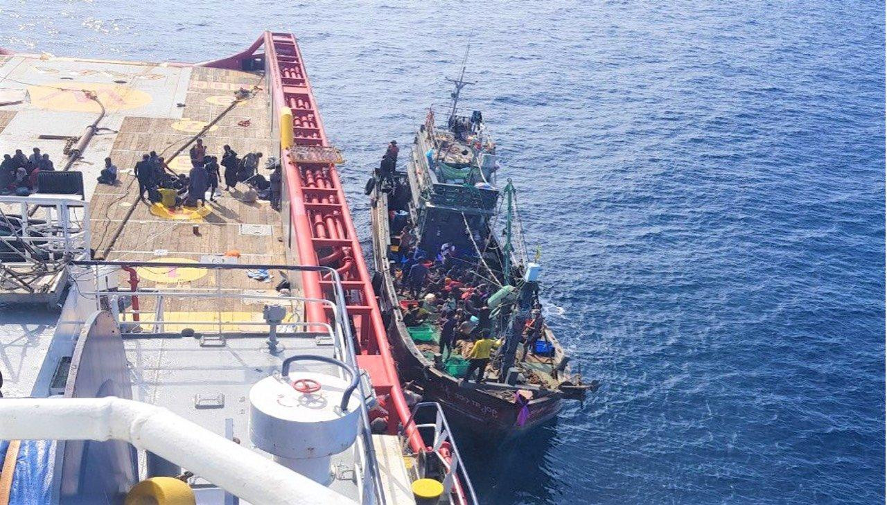 Tàu chở người dân Myanmar cập mạn trước khi bị chìm (Ảnh do thủy thủ tàu Hải Dương 29 cung cấp)