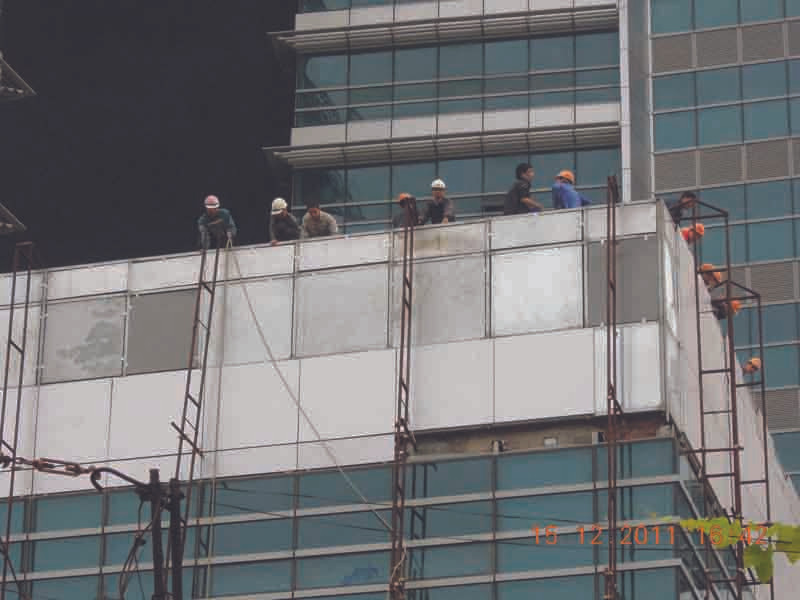 Công nhân trèo giàn giáo thoát khỏi đám cháy. Công nhân trèo giàn giáo thoát khỏi đám cháy