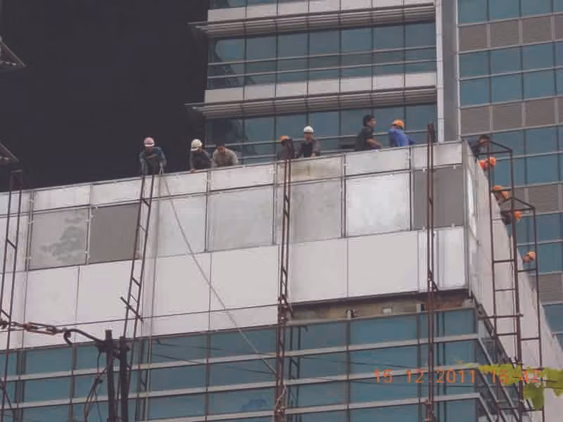 Công nhân trèo giàn giáo thoát khỏi đám cháy